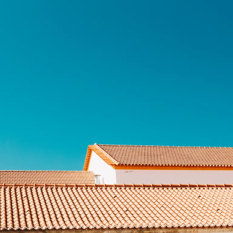 Toiture rénovée, alignement des tuiles contrôlé